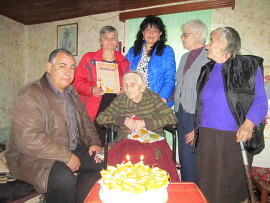 Д-р Гецова зарадва с торта столетница от Драгижево