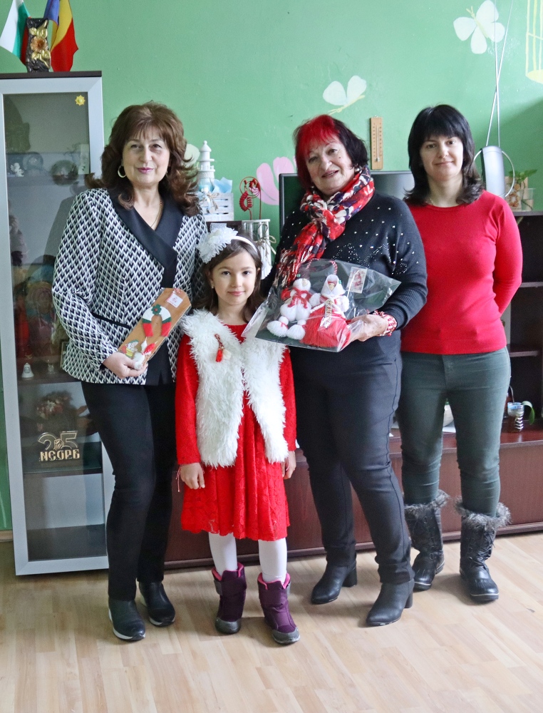 За Баба Марта кметът и служителите на Община Лясковец получиха първомартенски пана, изработени от учители и малчугани