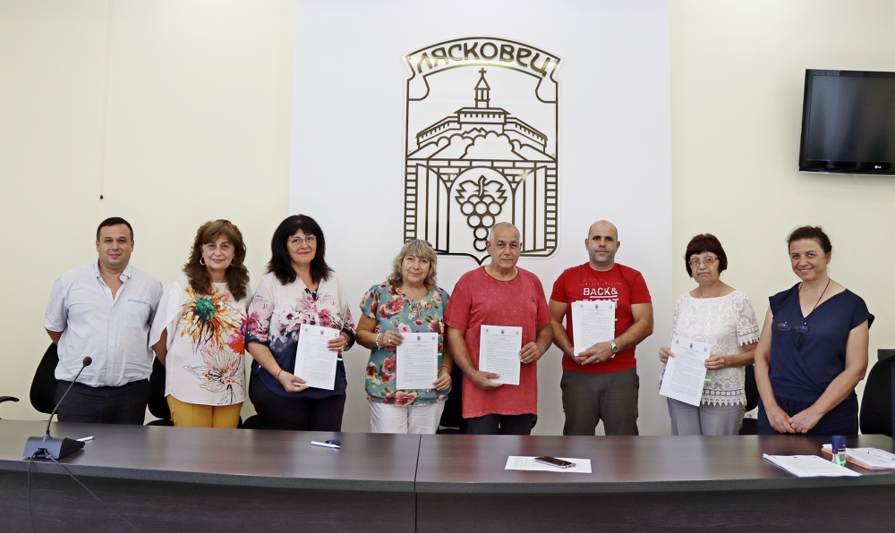 Д-р Гецова подписа договори за финансиране на пет проекта от Фонд за подкрепа на местни инициативи