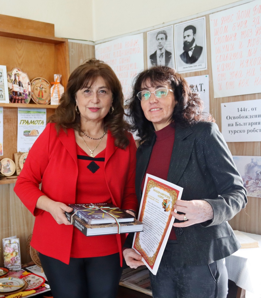 Кметът д-р Гецова с подаръци за училища и читалища в Деня на народните будители