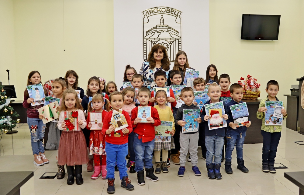 Децата от община Лясковец рисуваха коледни честитки за четиринадесети път