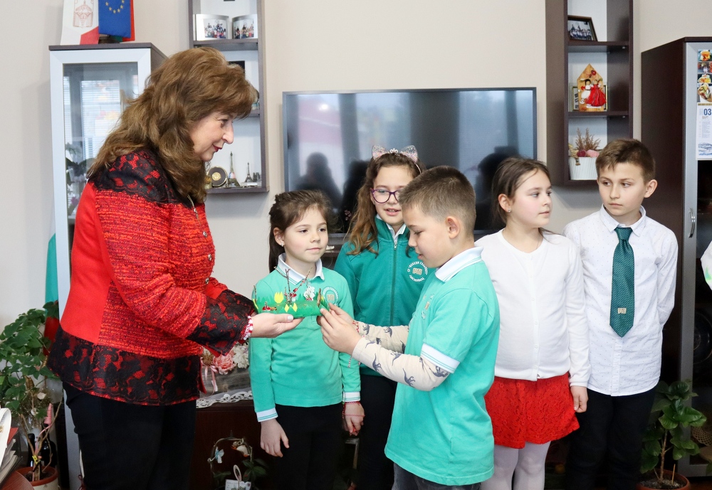 Ученици от лясковската гимназия зарадваха кмета с първомартенски подаръци