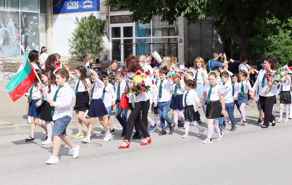 Шествие и празничен концерт на училищата ще бележат 24 май, дефилето на абитуриентите е на следващия ден