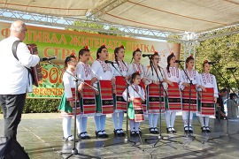 Децата от Драгижевската певческа група „Китчица“…