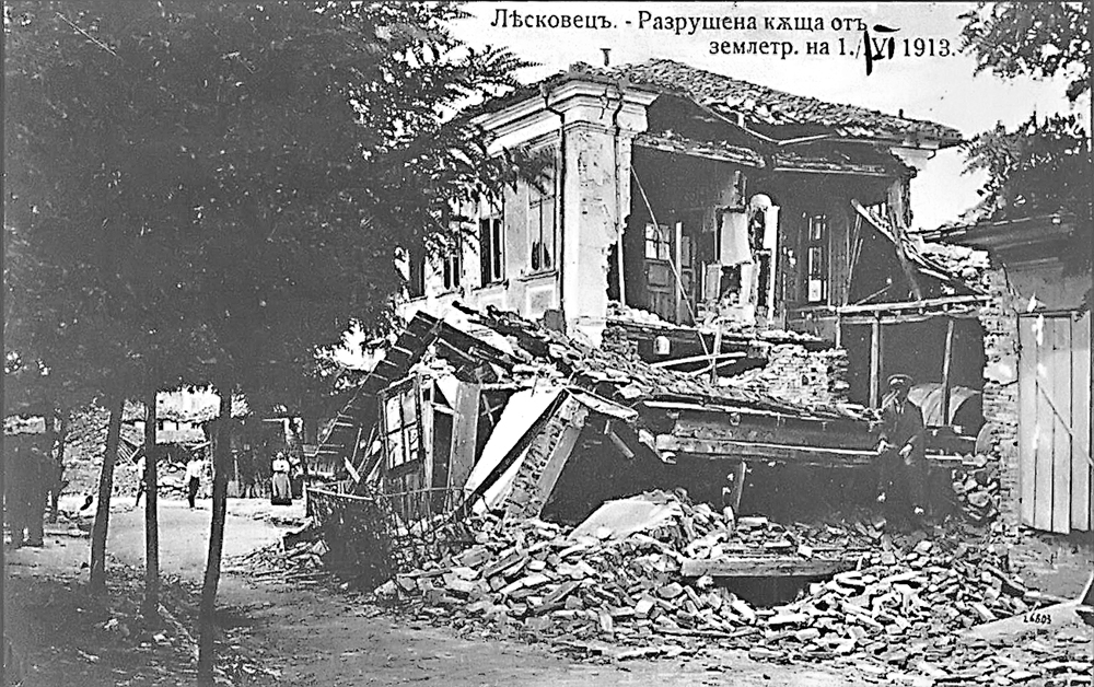 Разрушена къща в Лясковец